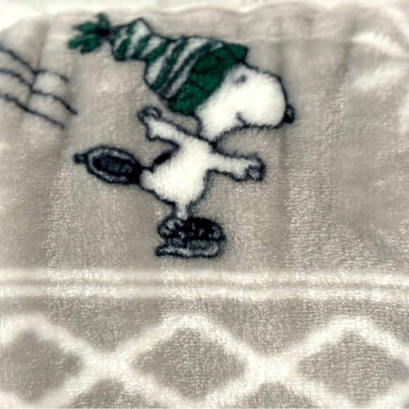 PEANUTS Snoopy Woodstock VelvetLoft Throw 50"x70” Sledding Ice Skating NEW - Picture 8 of 9